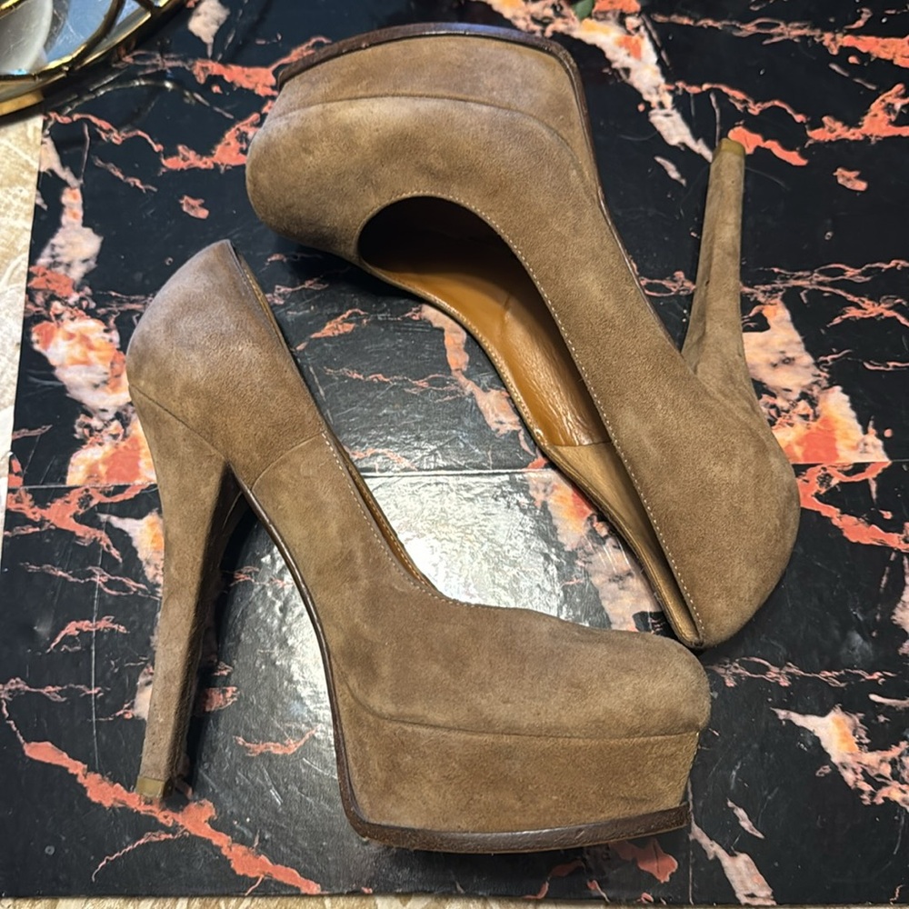 Fendi Suede Platform Logo Toe Rounded Pump Heels - image 5